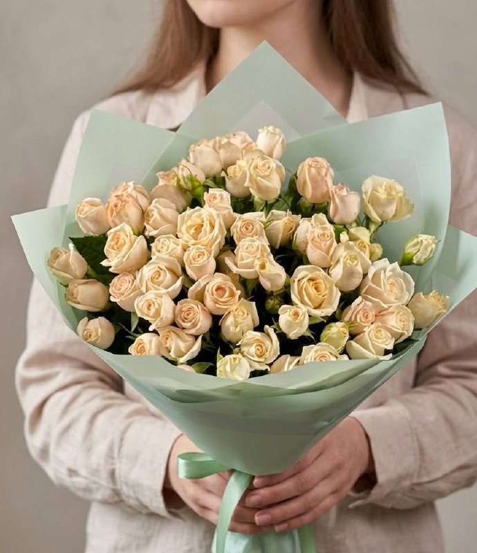 Моно-букет из кремовых кустовых роз